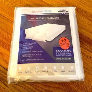 Full size mattress cover/encasement w/pillow cases. NWT. White. Blocks allergens